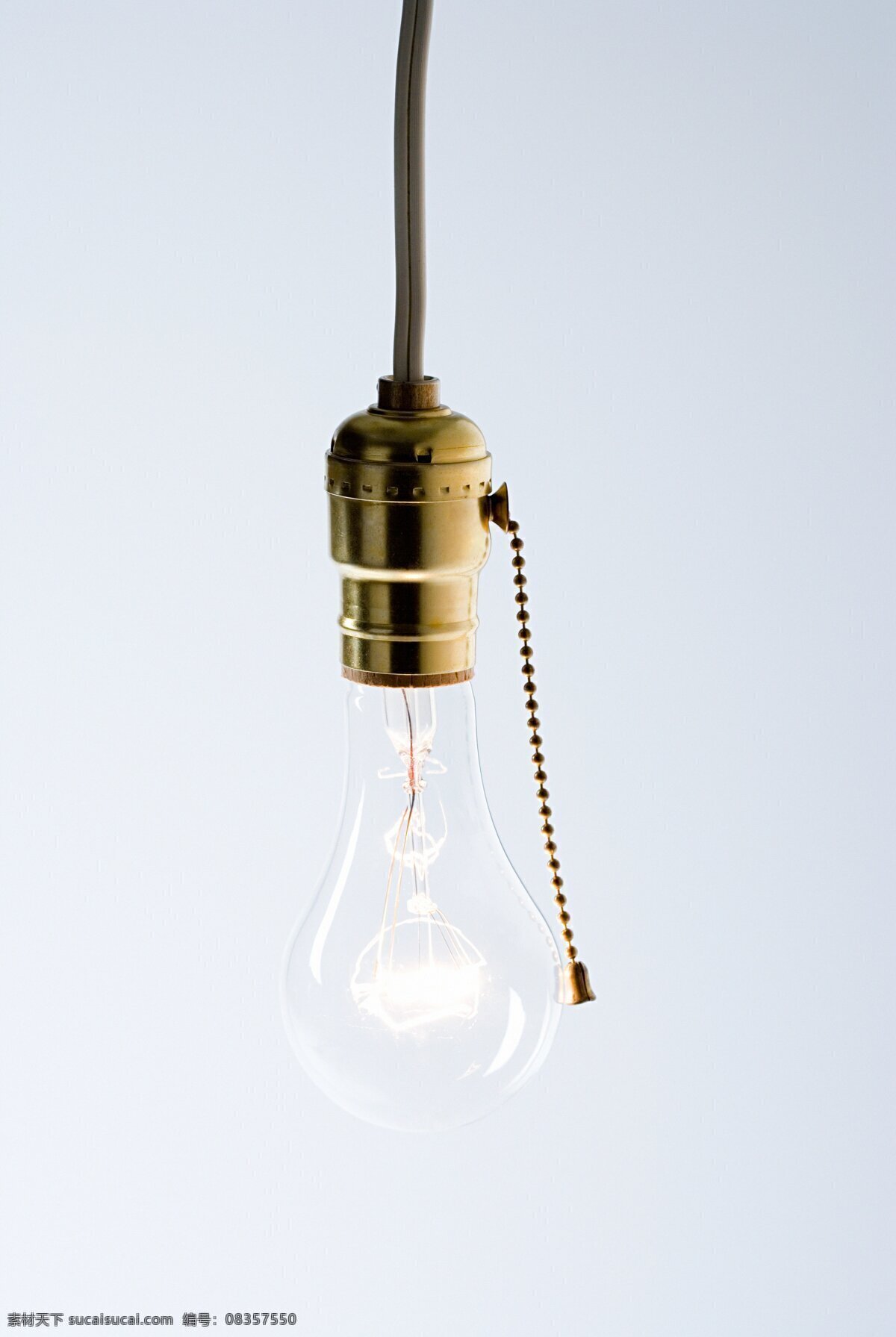 一个 照明 灯泡 特写 灯 灯座 一个灯泡 电 家庭用品 电线 拉线 玻璃 透明 高清图片 办公学习 生活百科