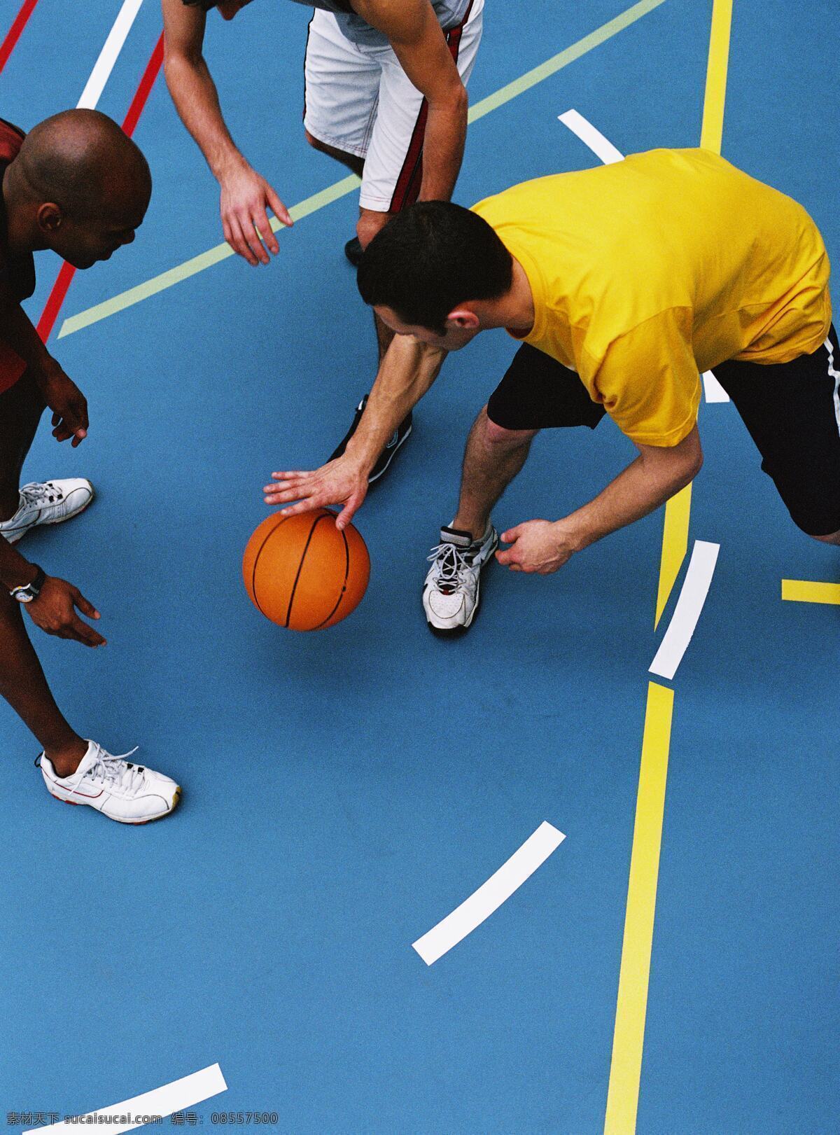 玩篮球的男人 国外运动 运动人物 运动素材 运动 体育 运动员 篮球 体育运动 生活百科 蓝色