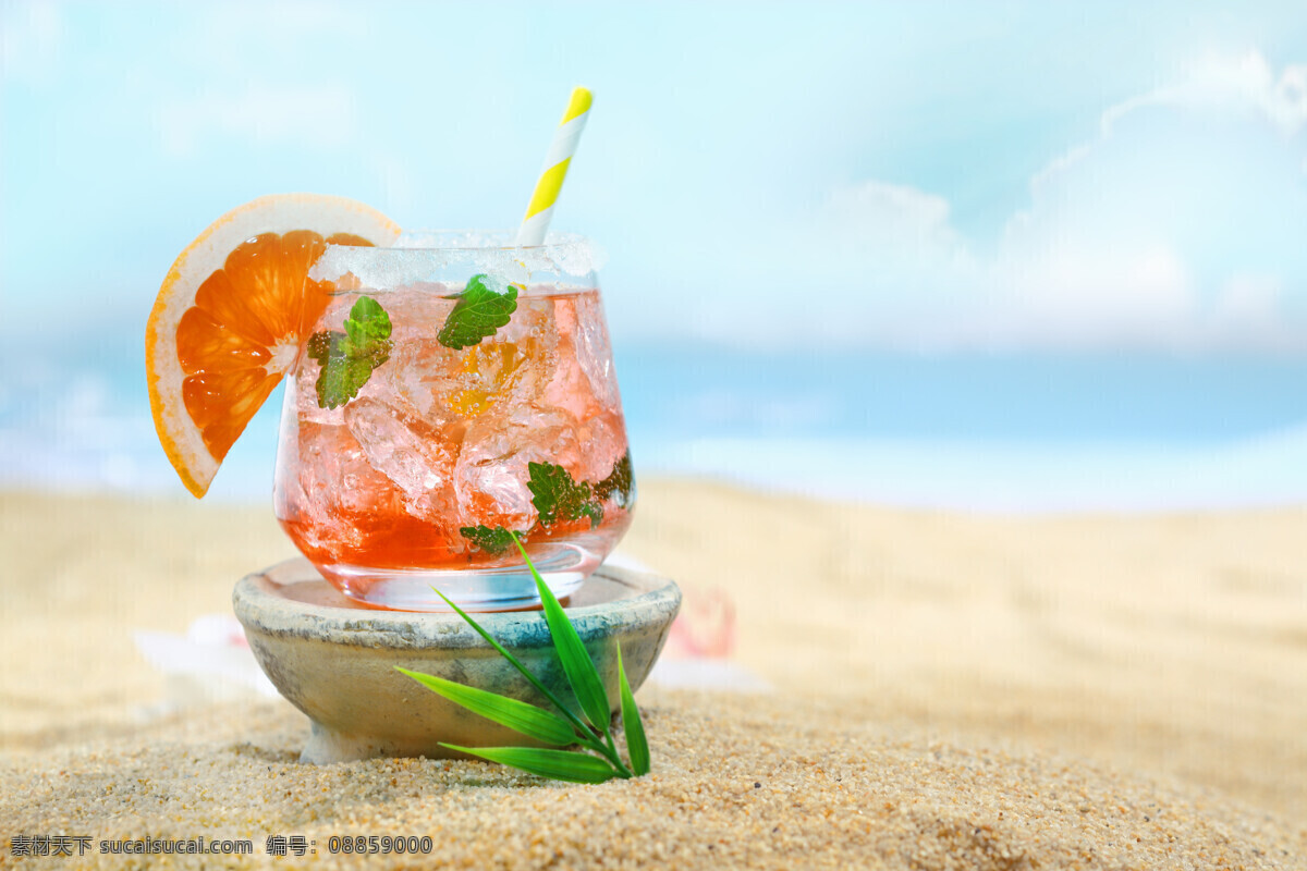 沙滩 上 果汁 蓝天 白云 大海 玻璃杯 橙子片 绿叶 酒类图片 餐饮美食