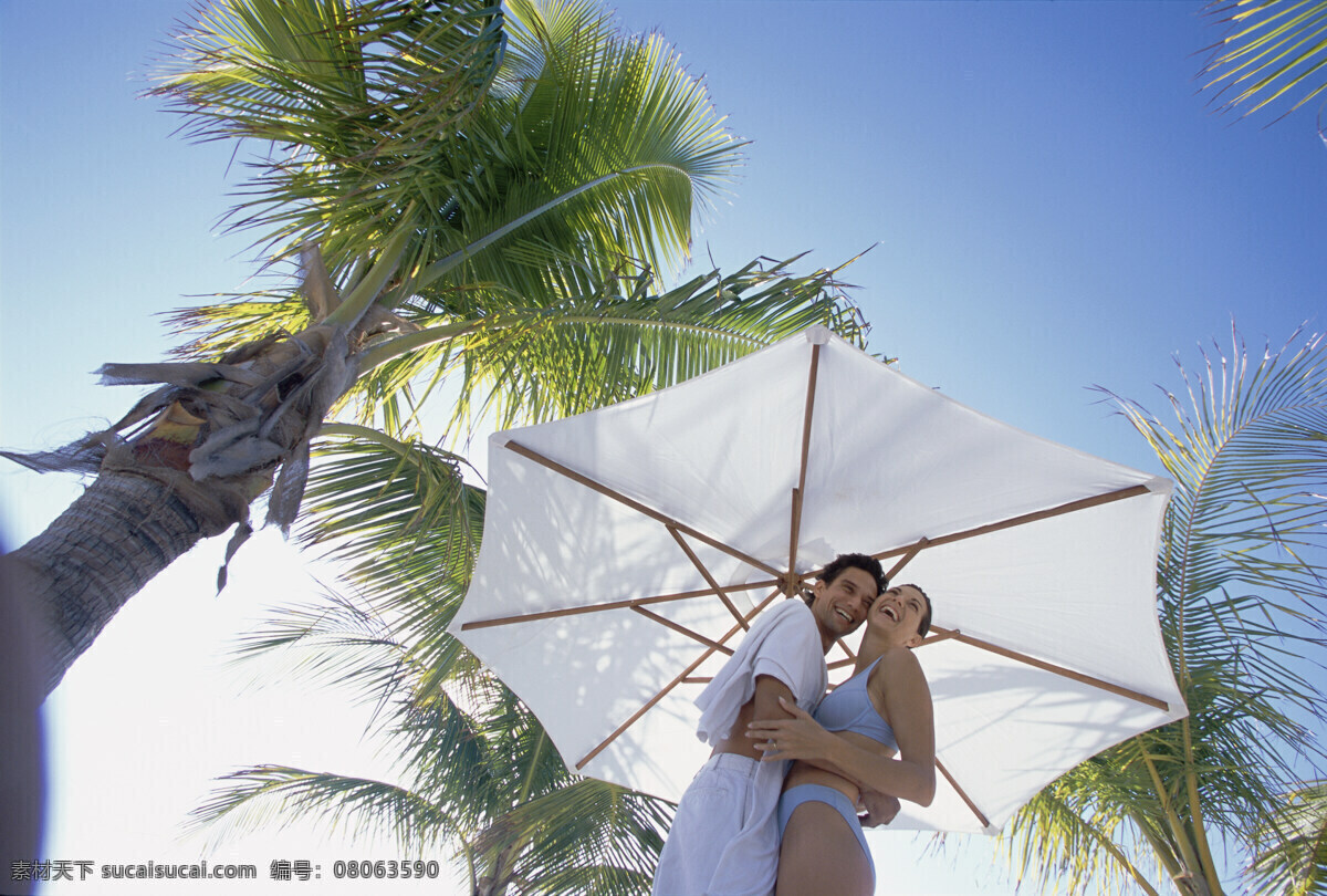 海边 拥抱 外国 夫妻 海边人物 椰树 外国男性 男人 女性 女人 外国夫妻 夫妇 情侣 恋人 恩爱 太阳伞 生活人物 人物图片