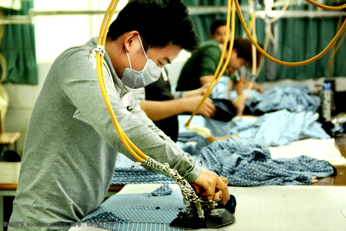 烫衣 烫衣动作 烫衣素材 服装厂素材 服装厂素材图 烫斗 制衣厂素材 制衣厂素材图 工业 人物图库 职业人物