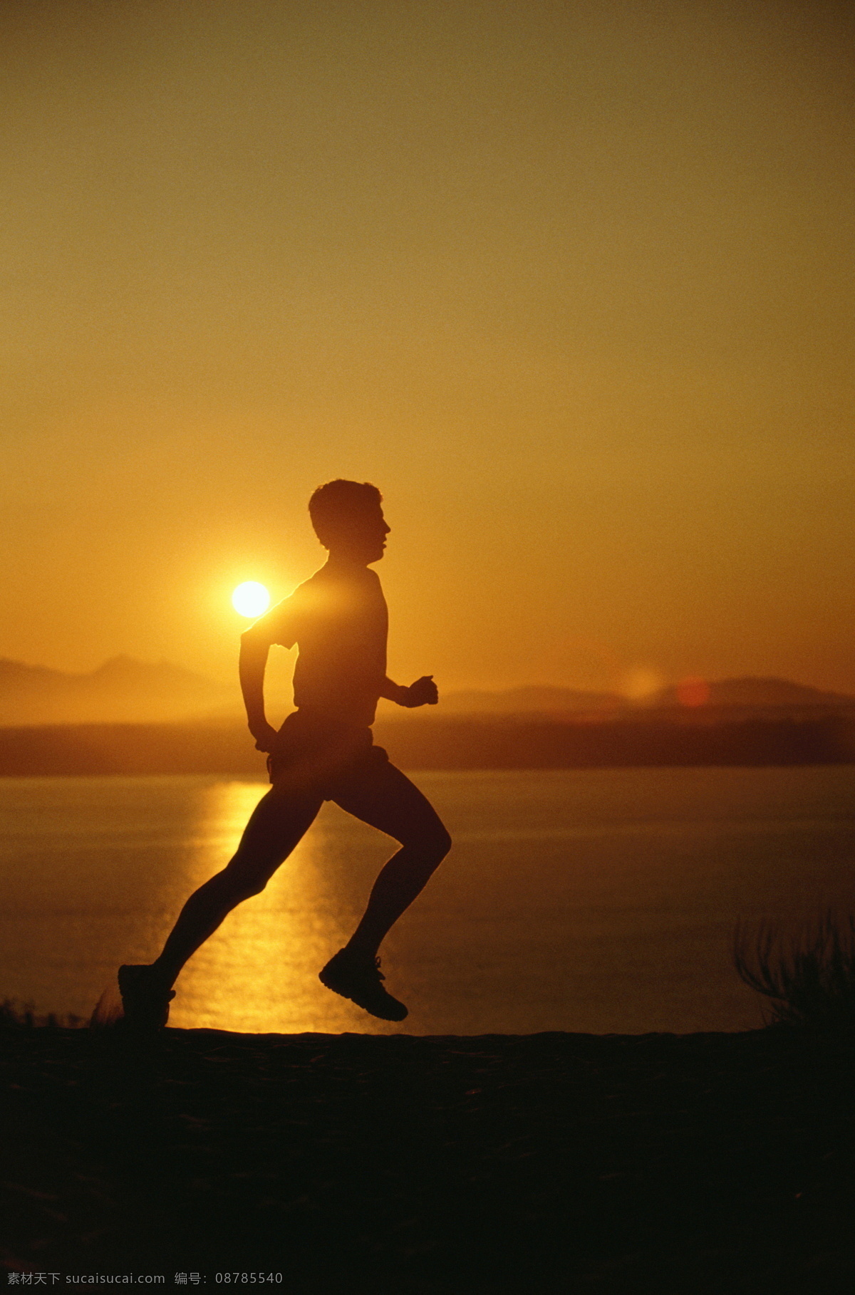 跑步 小跑 奔跑 赛跑 晨跑 快步 疾行 急行 疾步 急步 健身运动 黄昏 夕阳 清晨 早晨 体育运动 文化艺术