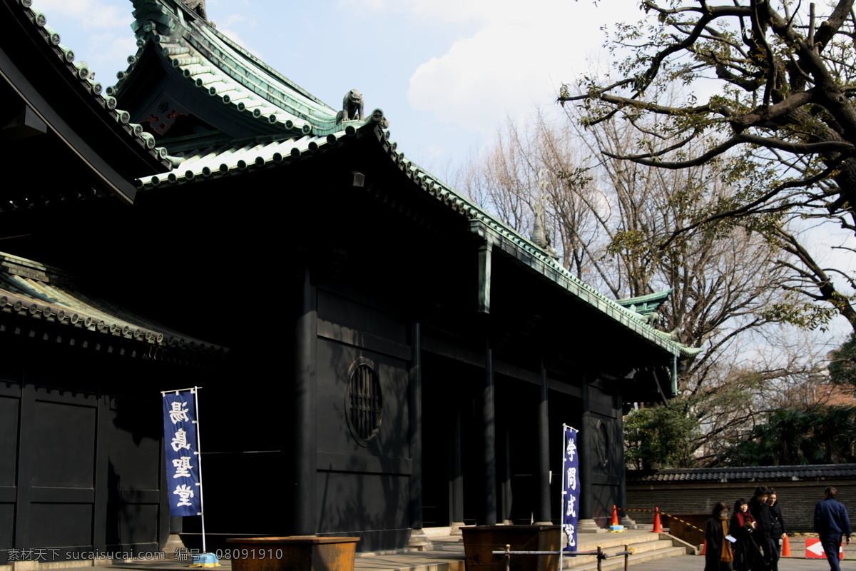 东京 孔夫子庙 又称汤岛圣堂 距今 年 历史 传播 儒学 祭 孔 场所 中国式 庙宇 建筑 木结构 屋顶 动物 雕塑 黑漆外墙 外观严肃 台阶 游客 围墙 树木 蓝天白云 景观 旅游景点 日本东京风光 樱花之国 日本风光 国外旅游 旅游摄影