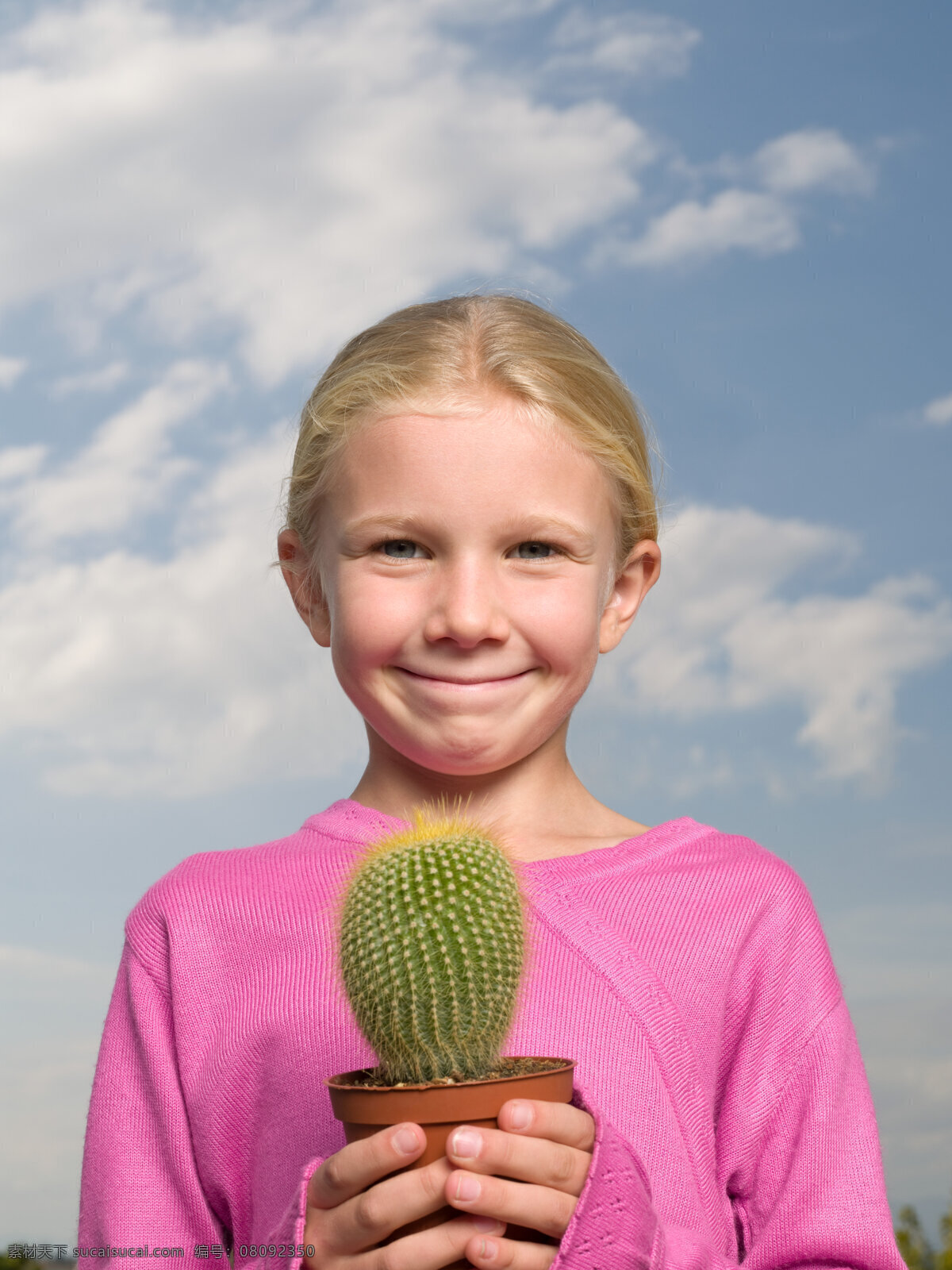 植物 微笑 女孩 绿色植物 环保主题 儿童 人物摄影 儿童图片 人物图片