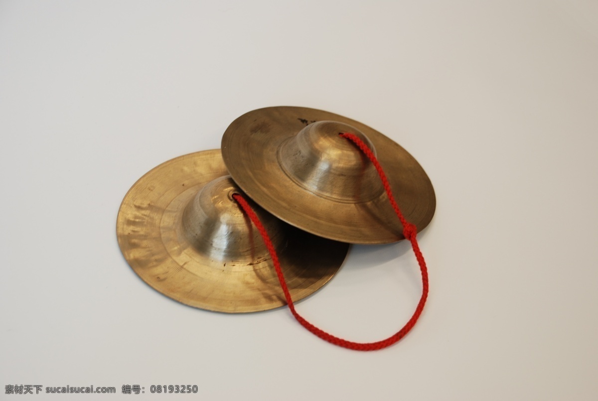 京钹 铜质乐器 圆形 中间鼓起 两片撞击出声 助兴乐器 乐器 中国民族乐器 舞蹈音乐 文化艺术 bmp