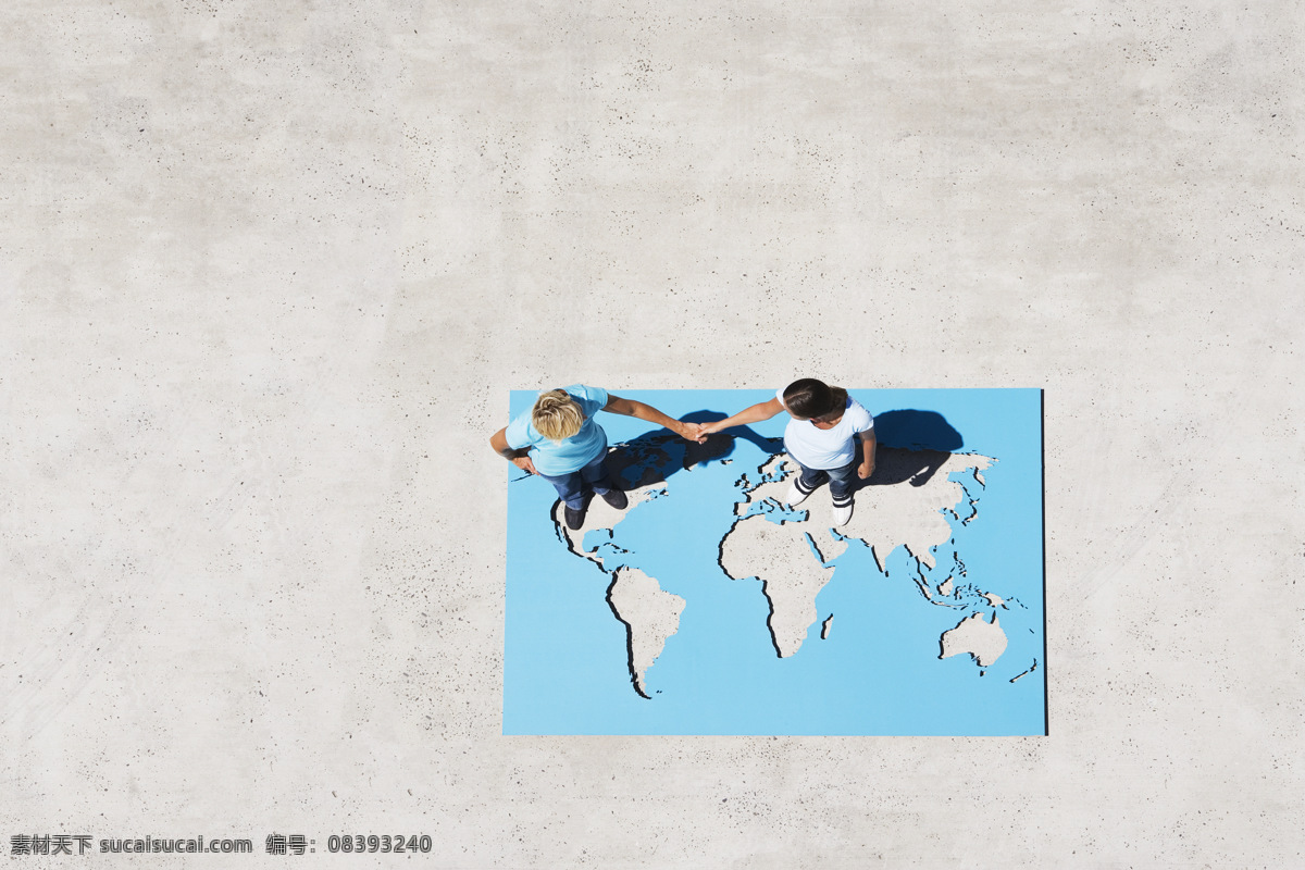 站 世界 镂空 地图 上 牵手 情侣 地球 世界地图 高清图片 创意设计 展开 图 镂空世界地图 创意摄影 广告设计素材 外国男人 人物摄影 镂空地图背景 外国人 牵手情侣 影子 外国情侣 现代商务 商务金融