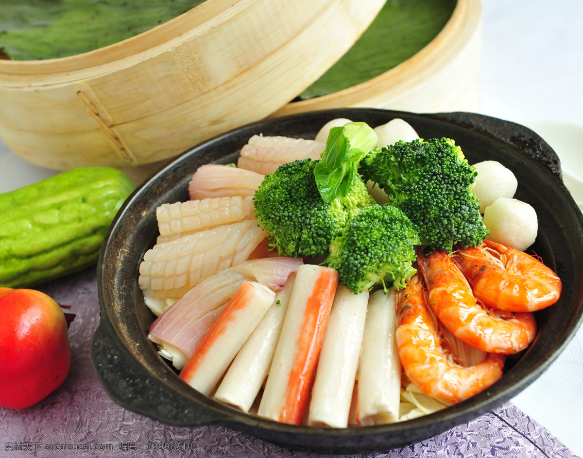 海鲜什锦砂锅 海鲜棒 大虾 绿色花菜 丸子 美食 传统美食 餐饮美食