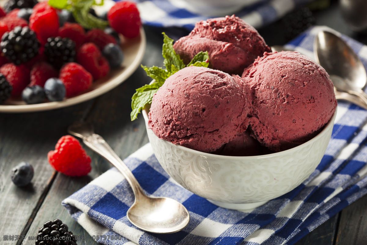 美味 冰 激 棱 浆果 食物 餐饮美食 高脂肪食物 冰激棱 勺子 蓝莓 树莓 美食图片