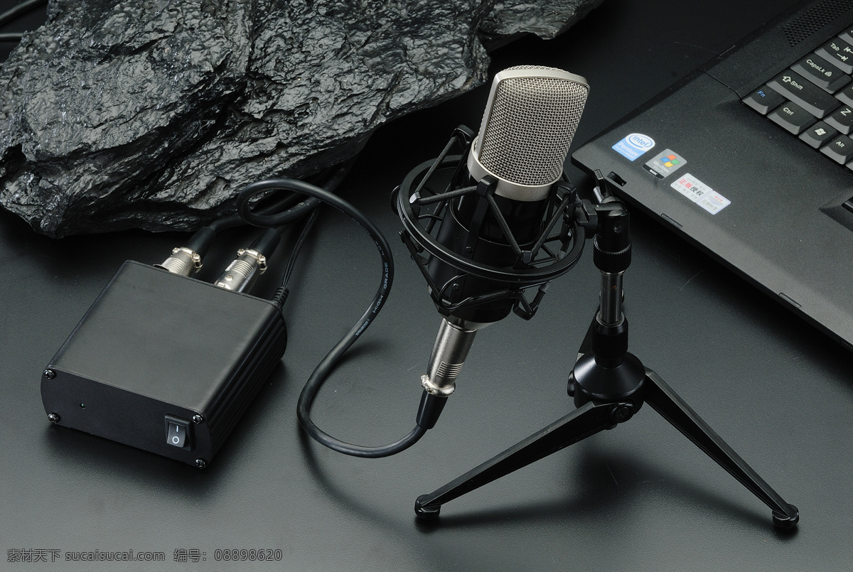 麦克风 麦 麦线 电源 三角架 笔记本 数码产品 数码 高科技 音箱设备 黑色背景 光泽 黑色石头 舞蹈音乐 文化艺术
