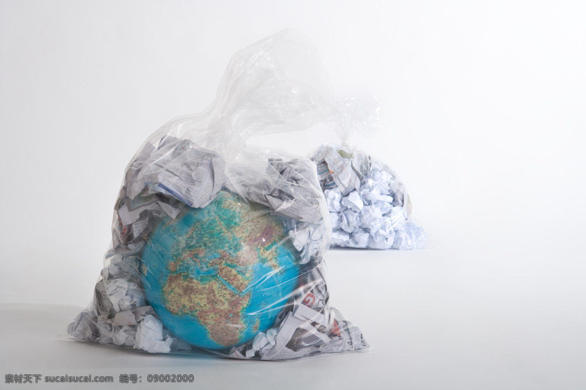 垃圾袋 里 地球 环保 环境保护 保护地球 地球仪 环境污染 废纸 环保宣传 创意 抽象 特写 高清图片 地球图片 环境家居