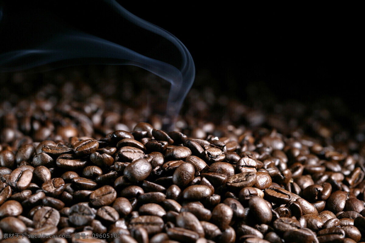 咖啡豆 出 缕 烟 一堆咖啡豆 一片 颗粒 许多 黝黑 黑黝黝 雾 一缕烟 冒出 高清图片 咖啡图片 餐饮美食