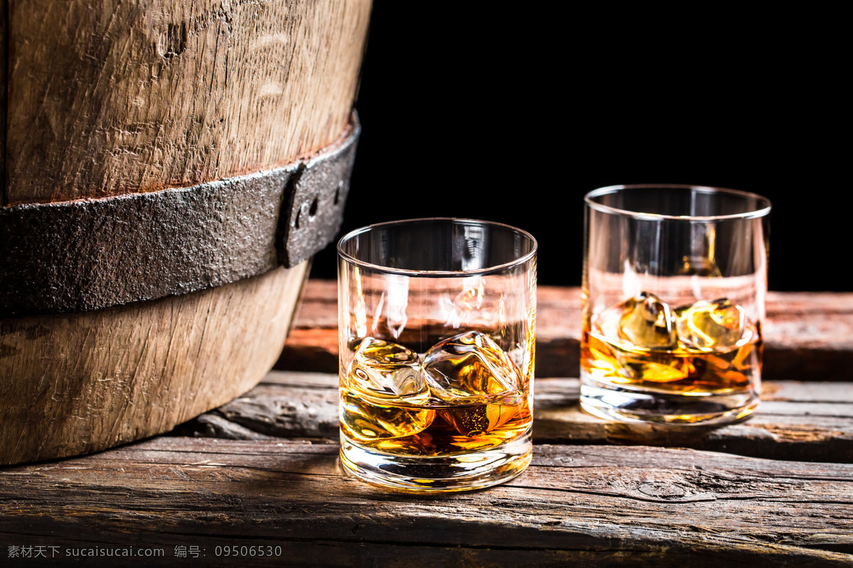 两 杯 威士忌 冰块 洋酒 酒水 玻璃酒杯 玻璃杯子 加冰的威士忌 酒类图片 餐饮美食