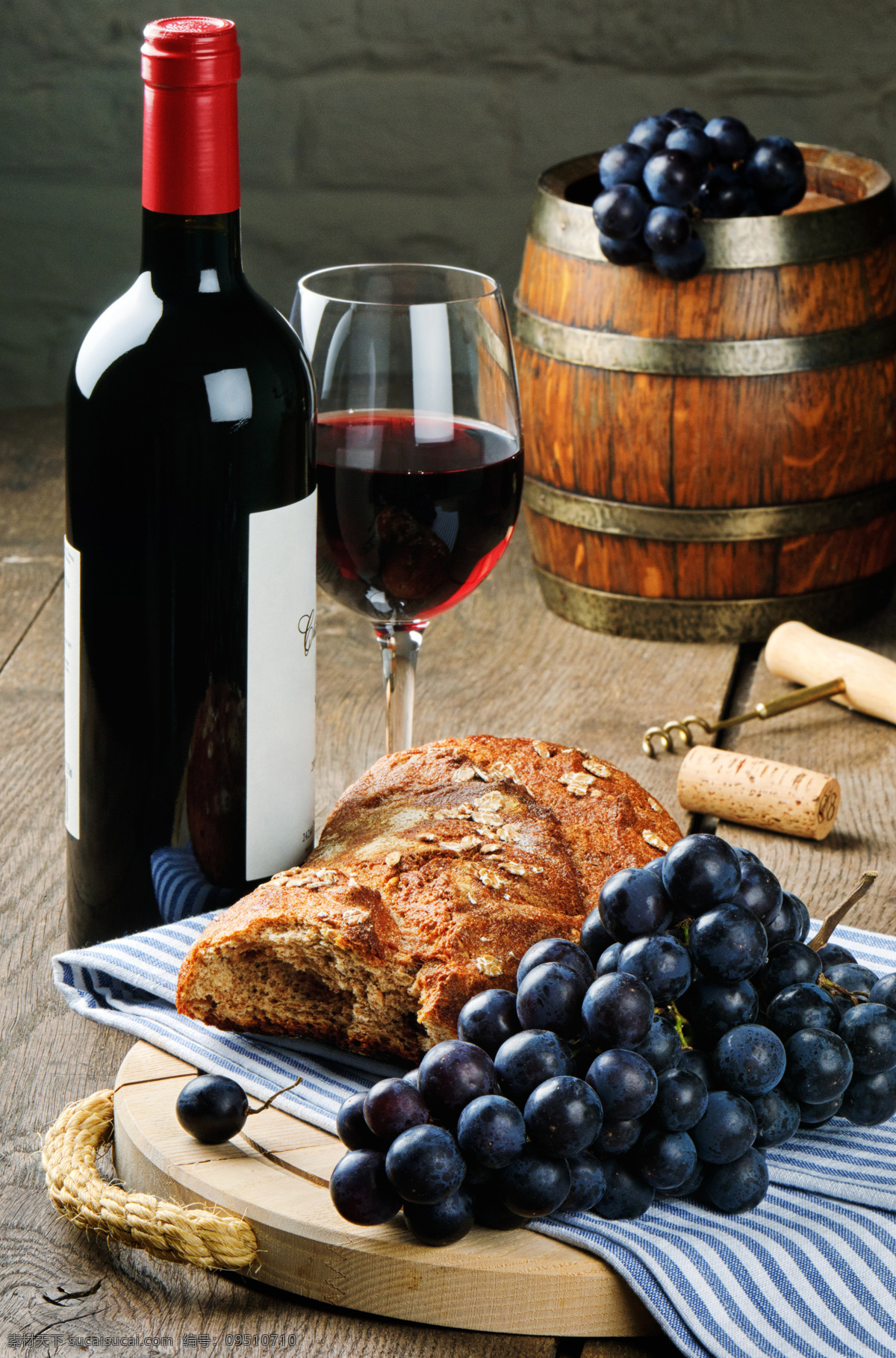 餐桌 上 美味 葡萄 面包 酒 高脚杯 酒类图片 餐饮美食
