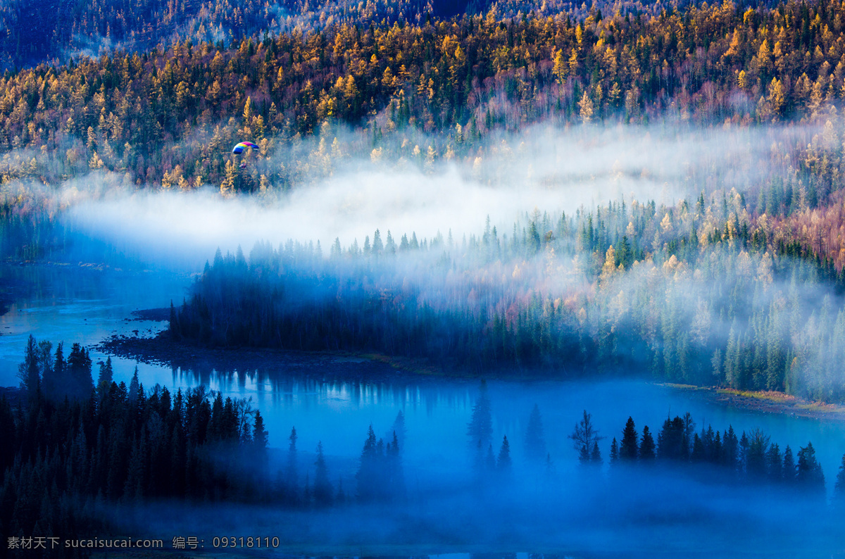 原始森林 蓝色 湖水 云雾 原始 森林 河水 树林 蓝 降落伞 跳伞 自然景观 自然风景