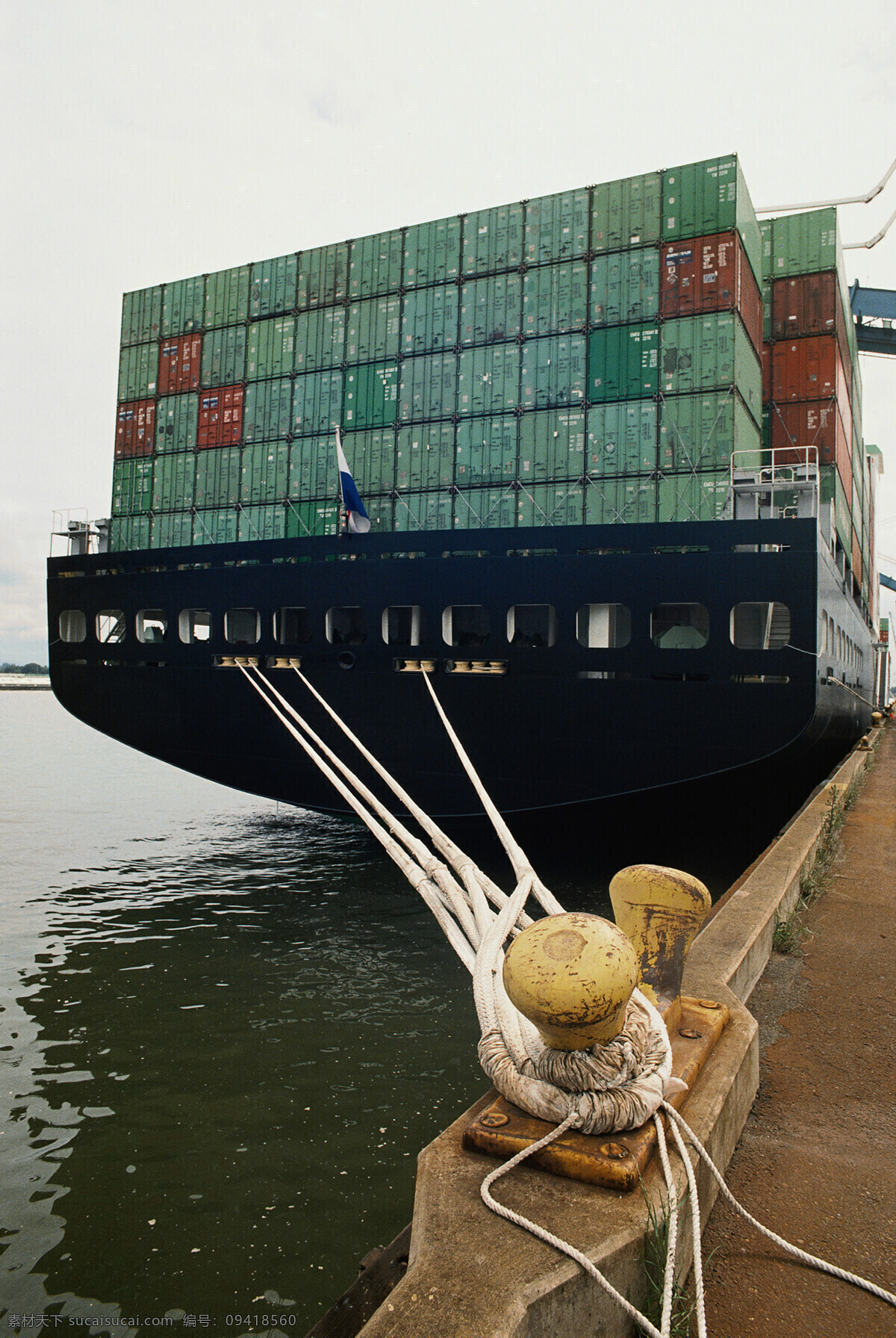 货船 上 集装箱 工业生产 码头 海运 港口 水运 出口 集装箱码头 现代科技