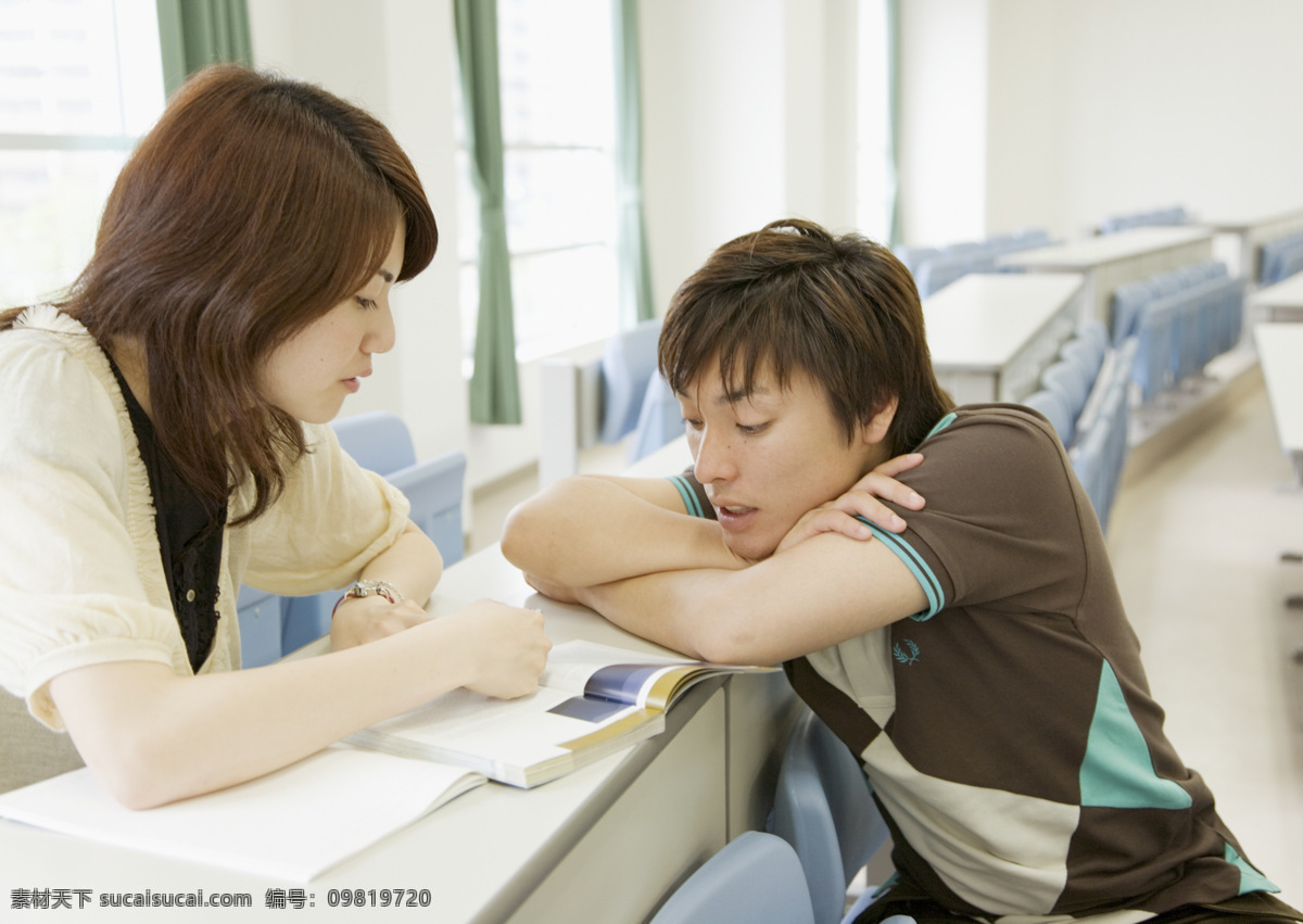 学习交流 男生女生 大学生 时尚美女 女孩 女生 男生 朋友 交流学习 学校 教育 校园生活 校园素材 人物素材 高清图片 生活人物 人物图片