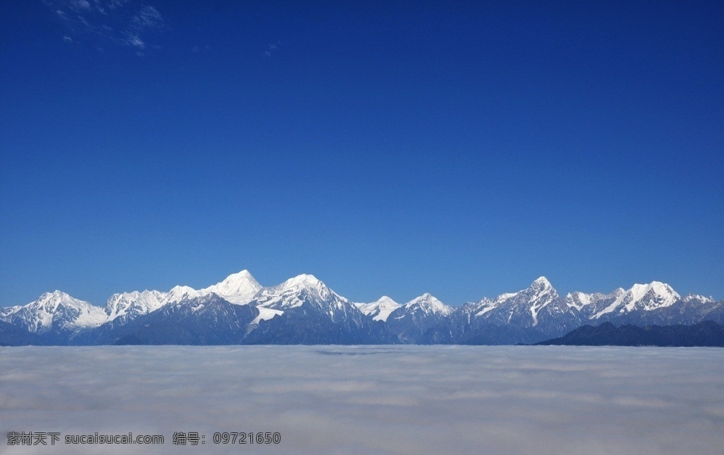 雪山云海 蓝天 雪山 云海 自然风景 自然景观