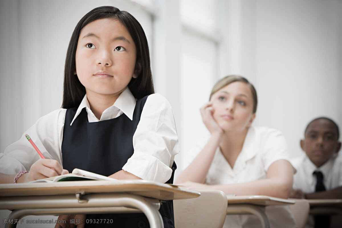 上课 专心 听讲 长发 女生 认真 学习 校园 课堂 学生 同学 儿童 小学 学校 教室 教育 青少年 青春期 长发女生 听课 专心致志 笔记 书写 铅笔 黑人男孩 摄影图 素材图库 高清图片 儿童图片 人物图片