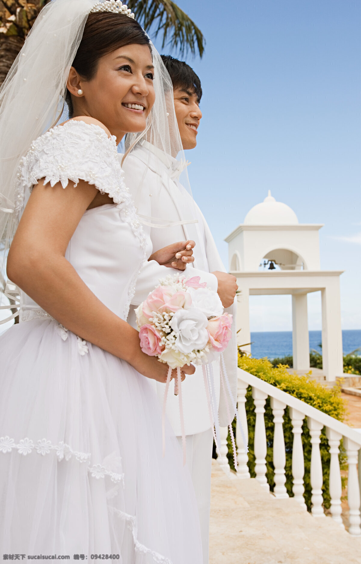 穿着 婚纱礼服 手 捧 鲜花 站 海边 远望 男女 恋人 新郎 幸福 婚纱 婚礼 浪漫 洁白 礼服 新娘 人物 婚纱摄影 人物图库 高清图片 情侣图片 人物图片
