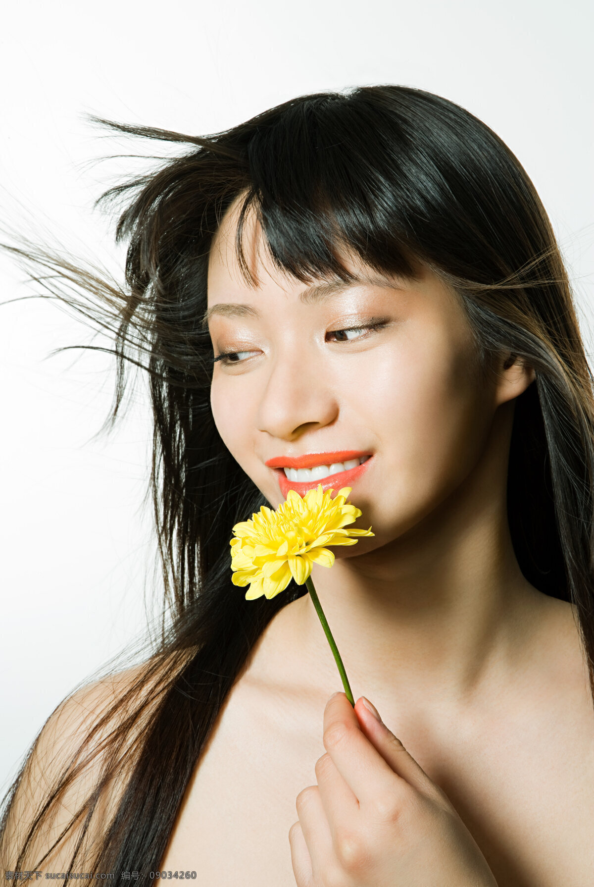 手 鲜花 长发 飘逸 女孩 黄花 花朵 微笑 凝视 清新 唇部美容 唇彩广告 美容 唇彩 魅力 魅惑 高贵 典雅 女性 美女 模特 化妆 直发 美丽 时尚 女人 高清图片 美女图片 人物图片