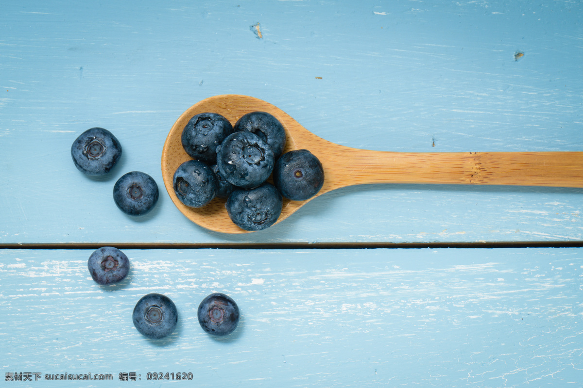木勺 里 蓝莓 木板 时尚简约 简洁风格 简约摄影 简约图片 其他类别 生活百科