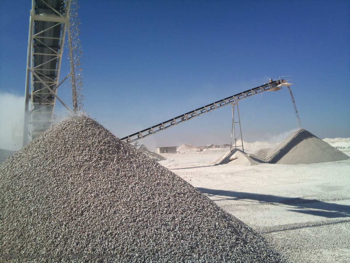 工业传送 输送 沙子 石子 建筑材料 厂区 传送带 工业生产 现代科技