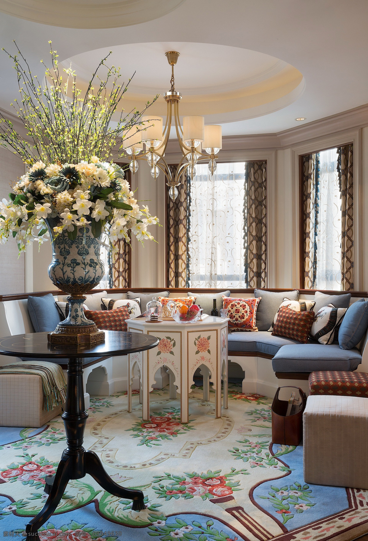 欧式 奢华 客厅 蓝色 花纹 地毯 室内装修 效果图 纯色沙发 金色吊灯 客厅装修 蓝色地毯