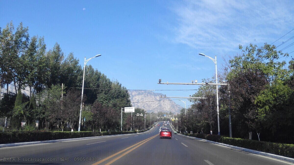 公路 道路 跑道 马路 蓝天 白云 山 山水之间 旅游摄影 国内旅游