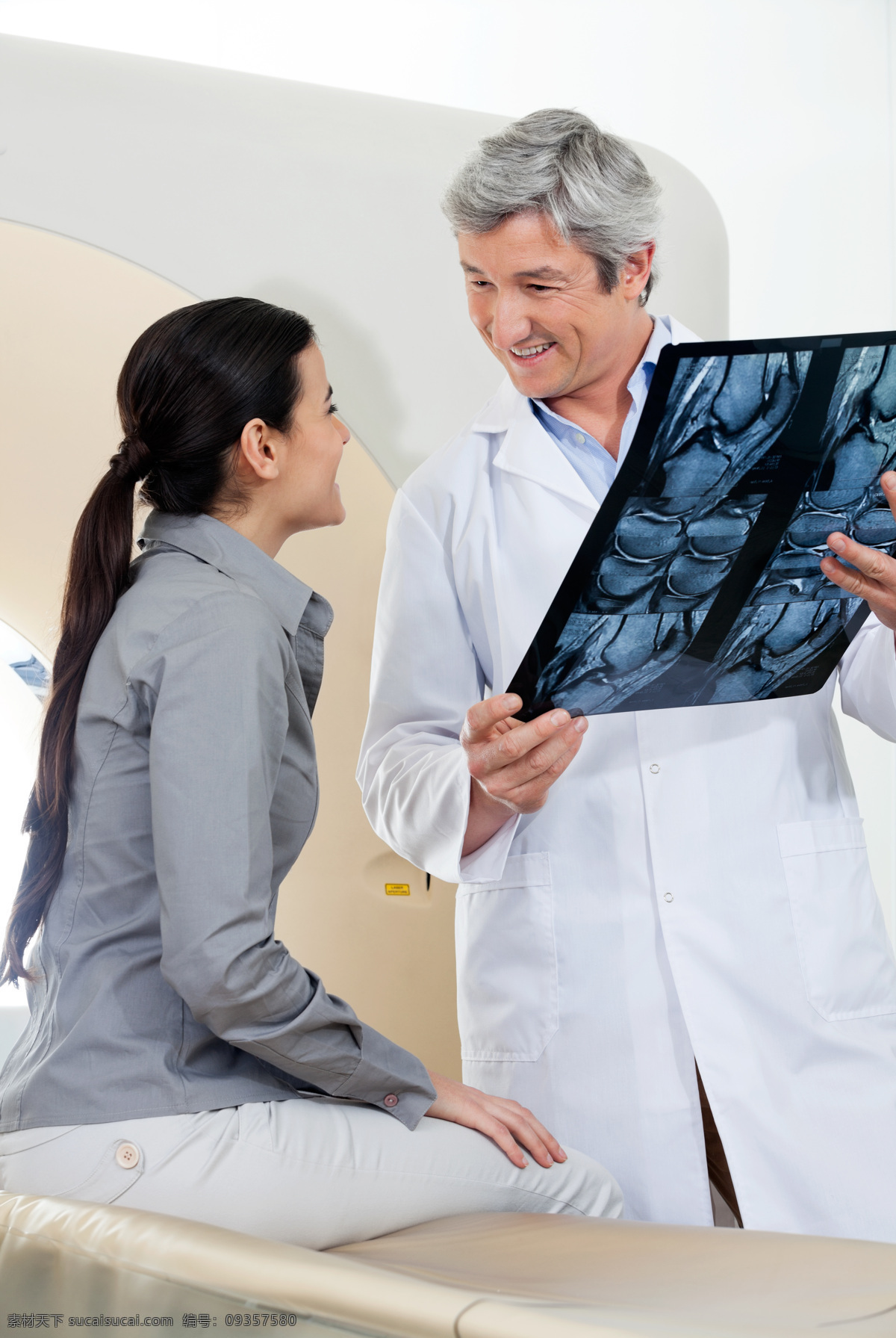 女 病人 看 x 光 片 医生 x光片 医疗护理 天使 医务人员 职业人物 现代科技