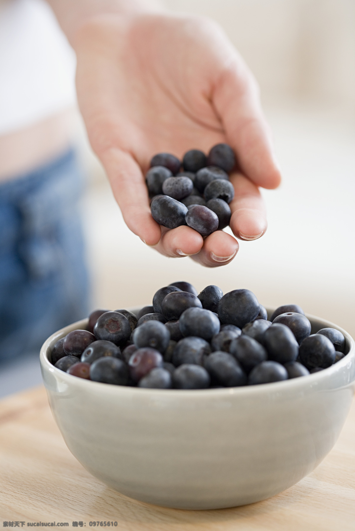 新鲜 蓝莓 新鲜水果 果实 碗 手 捧着 蔬菜图片 餐饮美食
