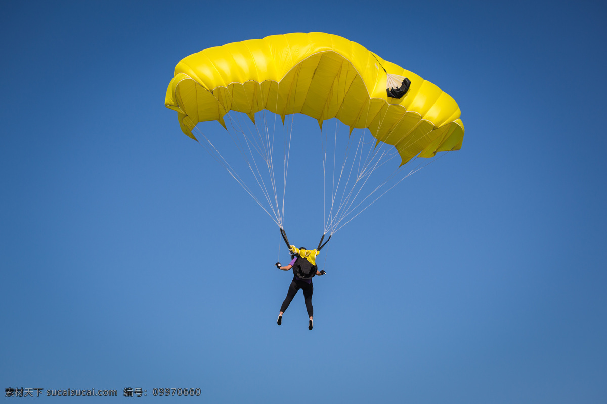 高空 跳伞 摄影图片 山峰 山峦 运动员 比赛运动 运动 体育运动 生活百科 蓝色