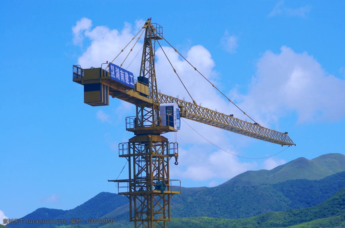 城市 建筑机械 景观 建筑 设备 吊车 山岚 蓝天 白云 绿化 工地 建筑摄影 建筑园林
