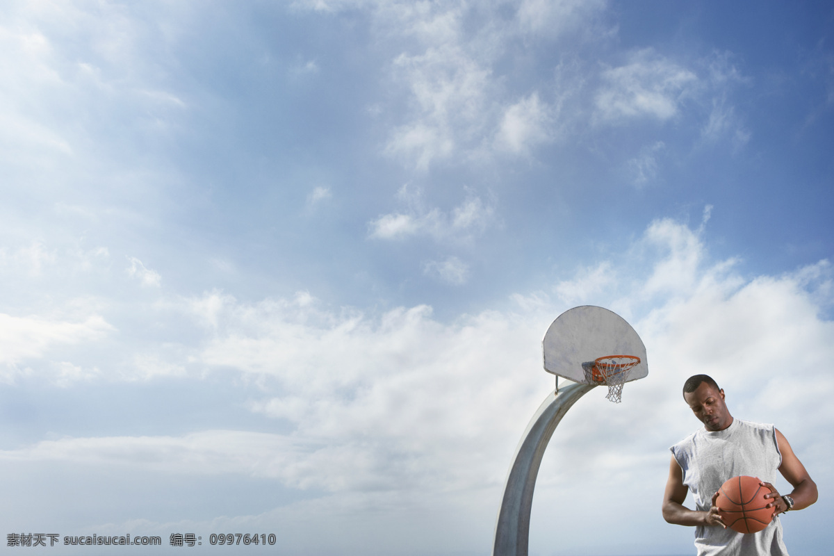 准备 篮球 男人 篮球场 运动 打篮球 篮球架 空旷 天空 蓝天 白云 生活人物 人物图片