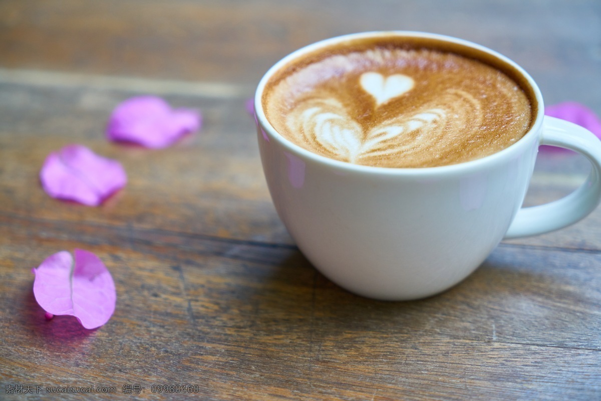 爱心咖啡 心形 爱心 咖啡 奶泡 花朵 咖啡杯 原木 饮料 美食 餐饮美食 西餐美食