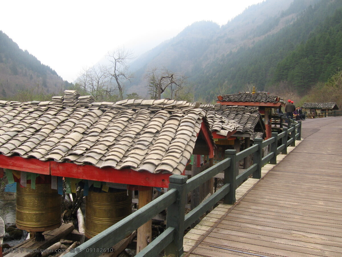 九寨沟 栈道 木桥 水车 转经 山峦 薄雾 山水风景 自然景观