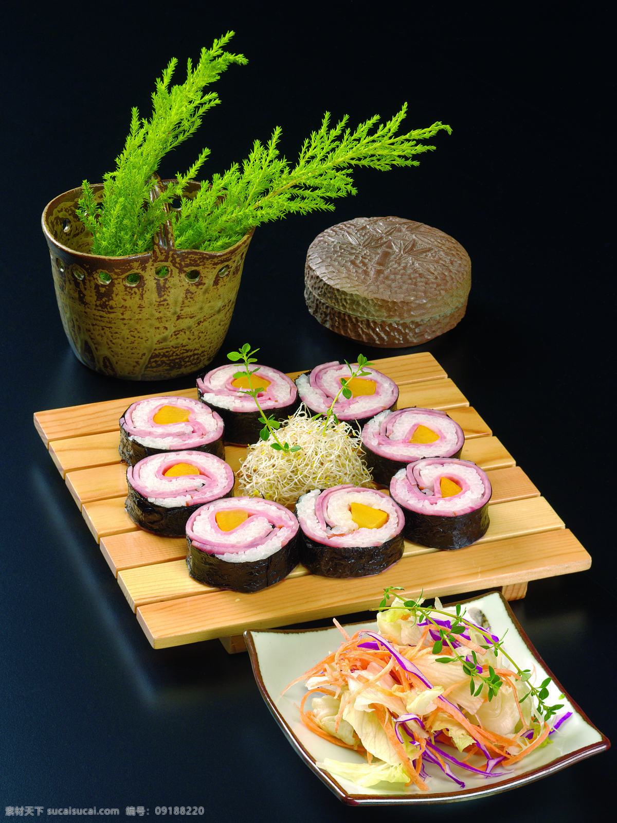 木板 上 寿司 紫菜包饭 韩式料理 传统美食 餐饮美食 美食摄影 美食图库 韩餐 美食 高档料理 西餐 主食 食品 菜色 西餐美食 卷物 外国美食