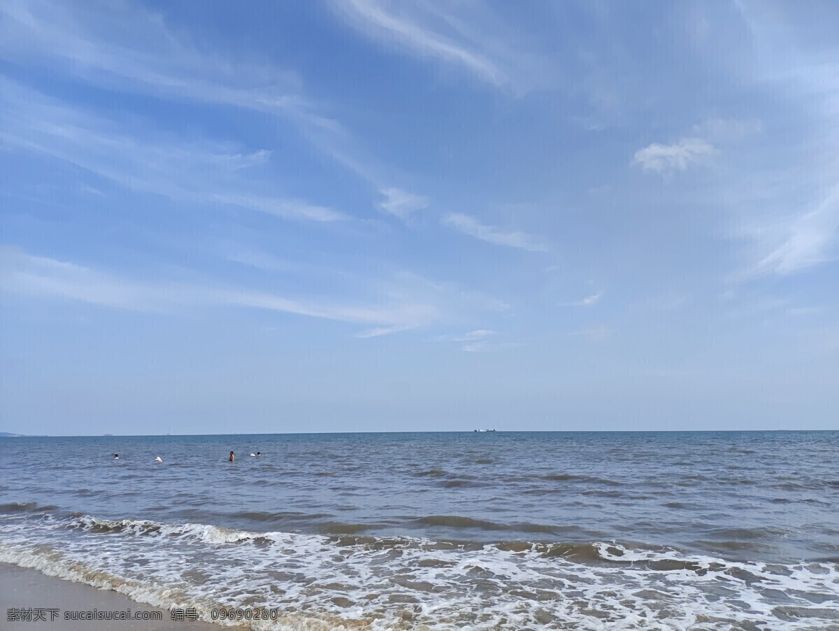 夏天的海边 天空 蓝天 大海 浪花 游泳的人 旅游摄影 国内旅游