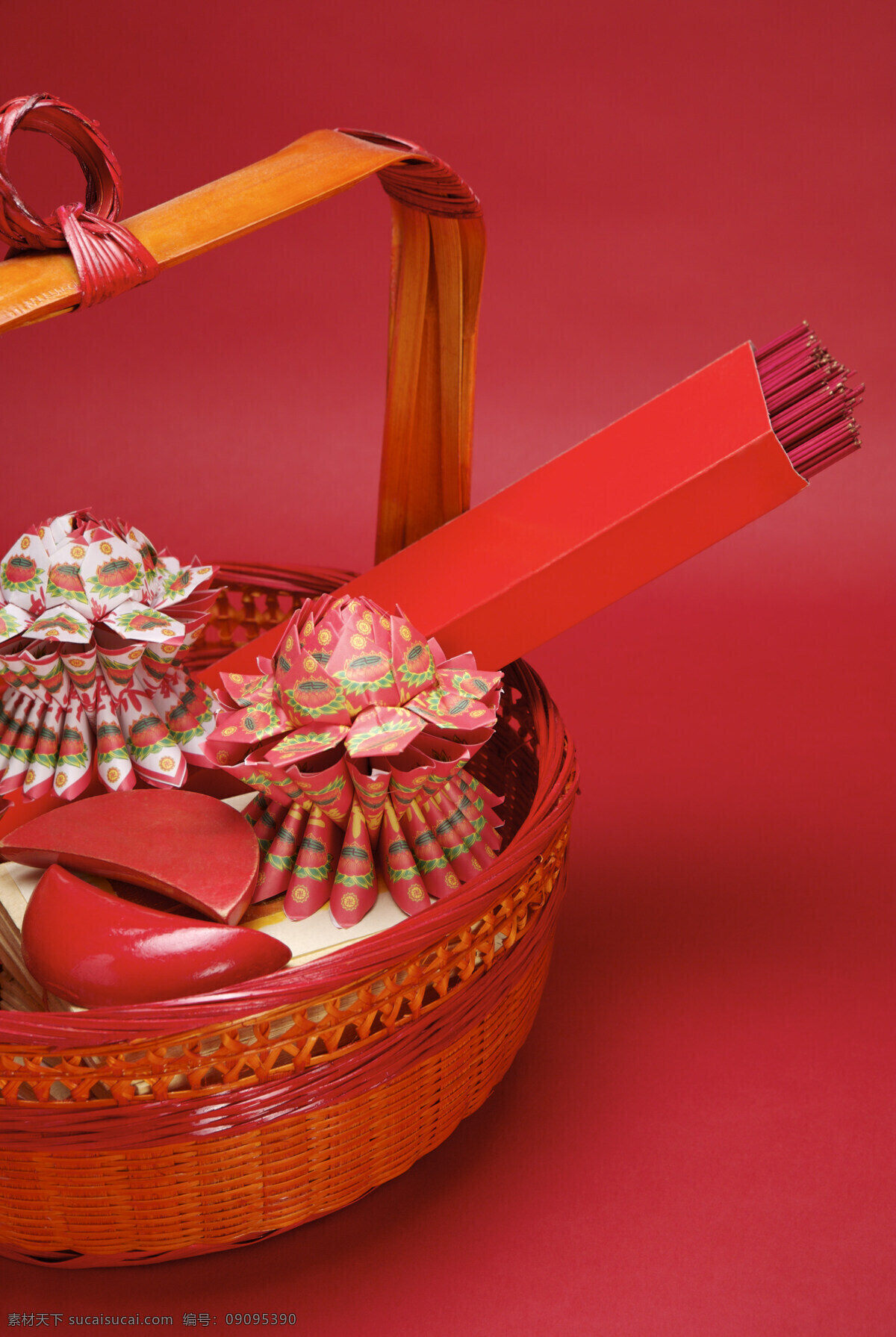 清明节 祭祀 用品 红色 香 祭祀用品 祭祖 金纸 博杯 背景图片