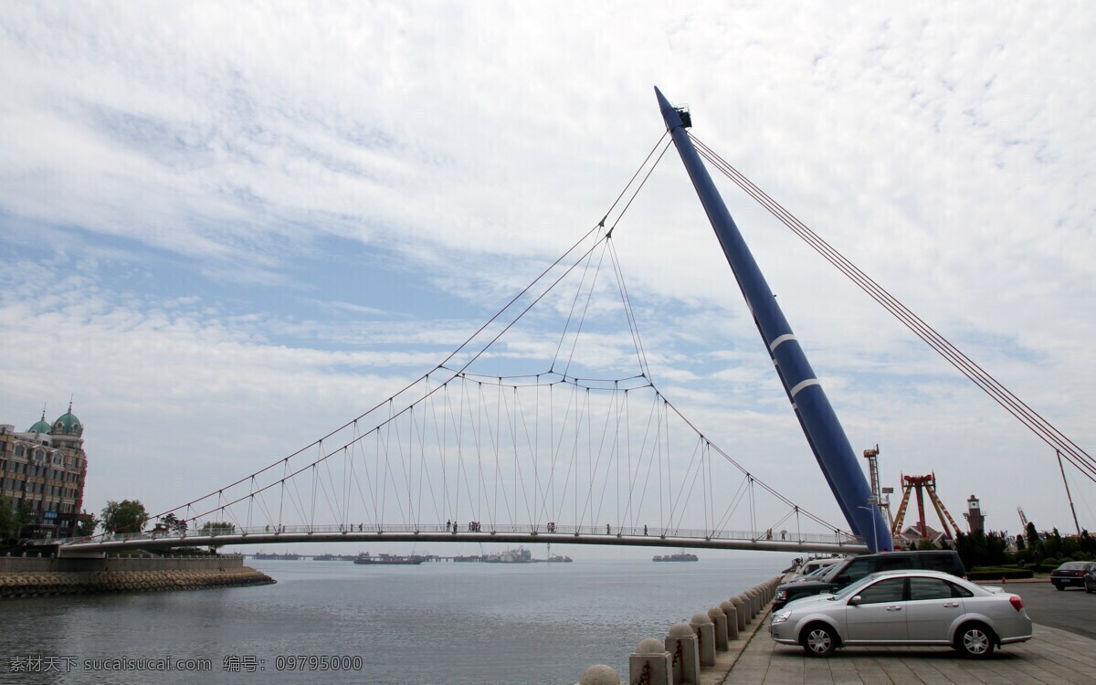 风景 风景图片素材 国内旅游 海滩 旅游摄影 斜拉桥 游人 大连风光 挑 月 桥 挑月桥 星海广场 psd源文件