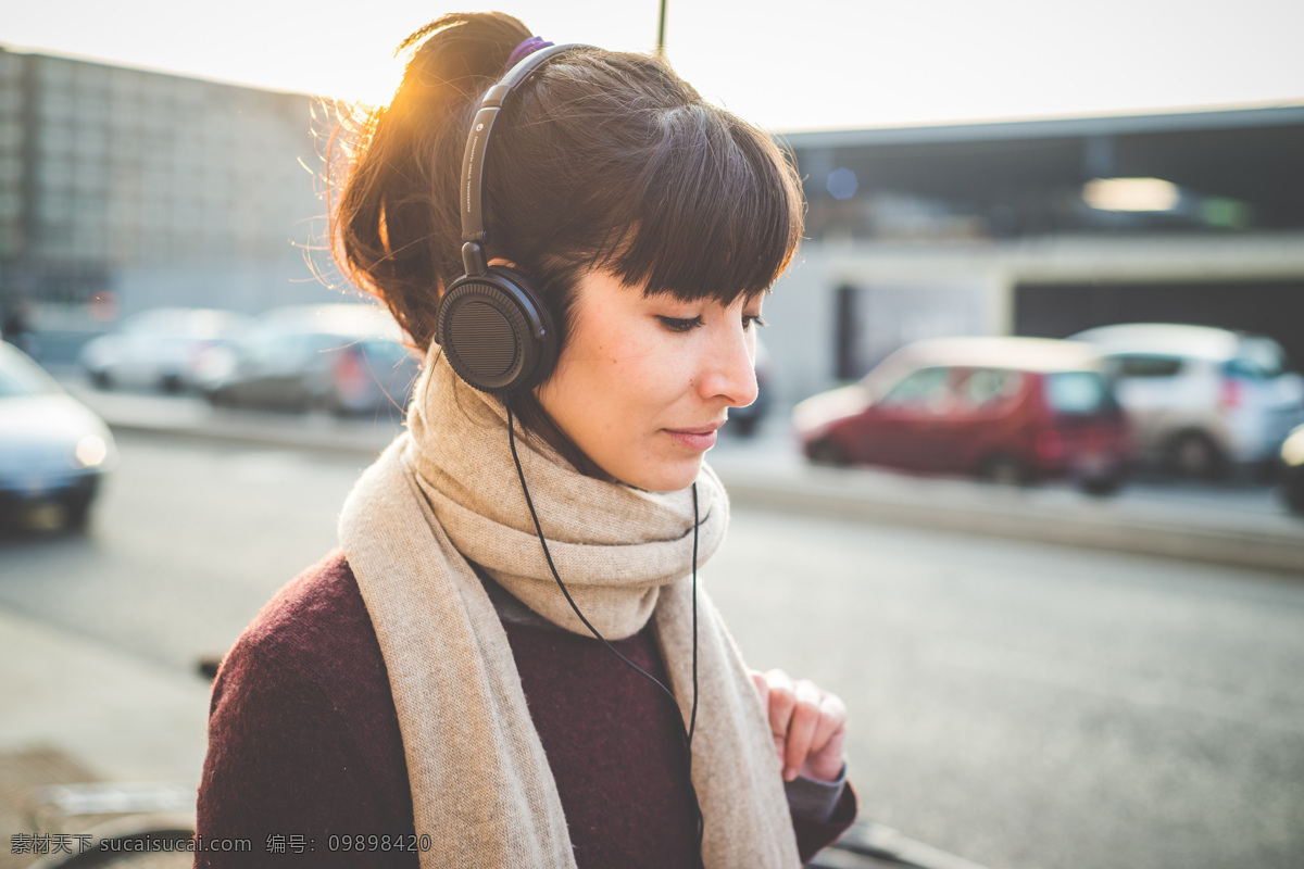 路上 戴 耳机 女人 马路 女性 音乐 生活人物 人物图片