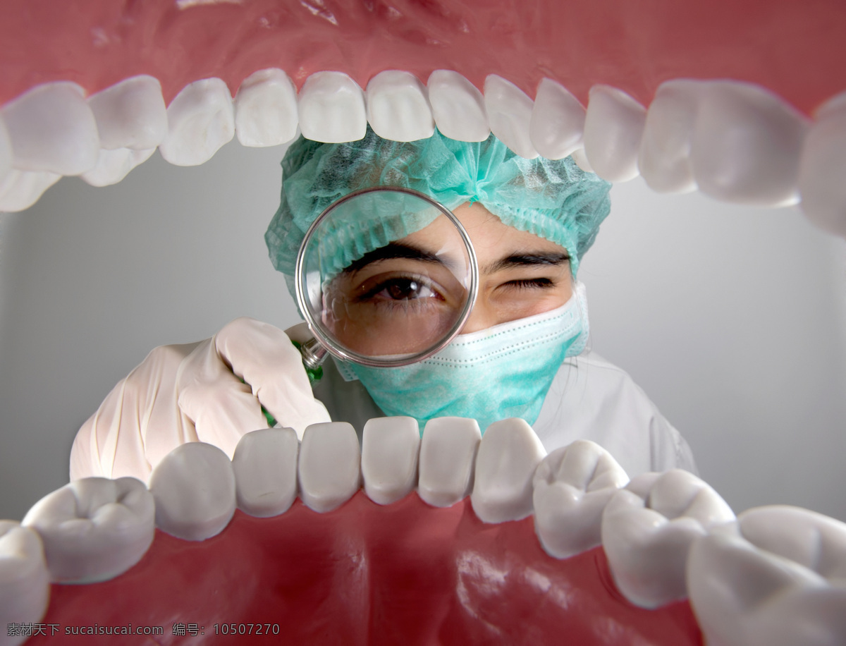 正在 检查 牙齿 医生 牙医 放大镜 口腔 医疗护理 现代科技