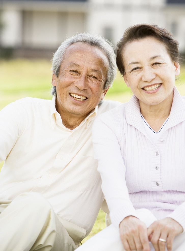 老夫老妻 老人 情侣 草地 绿地 房子 建筑 夫妻 伴侣 爱情 恩爱 甜蜜 亲密 国外 美女 帅哥 日常生活 人物图库 人物摄影 人物 高清 幸福的一家人