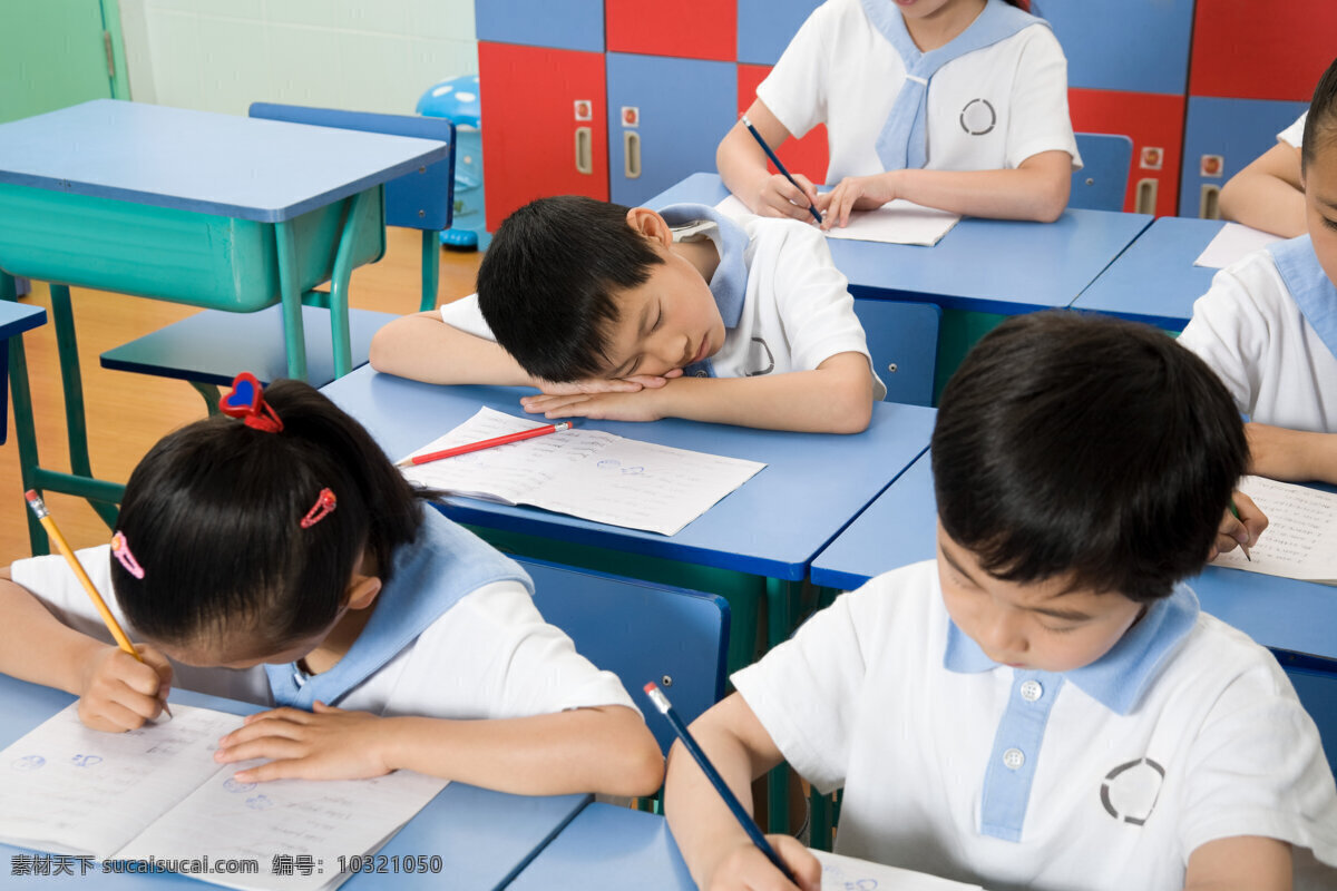 穿 校服 做 功课 学生 人物 女孩 男孩 女生 男生 学习 同学 上课 自习 坐着 课桌 椅子 凳子 写字 做作业 发卡 铅笔 学习本 长辫子 睡觉 人物图库 摄影素材 高清大图 儿童图片 人物图片