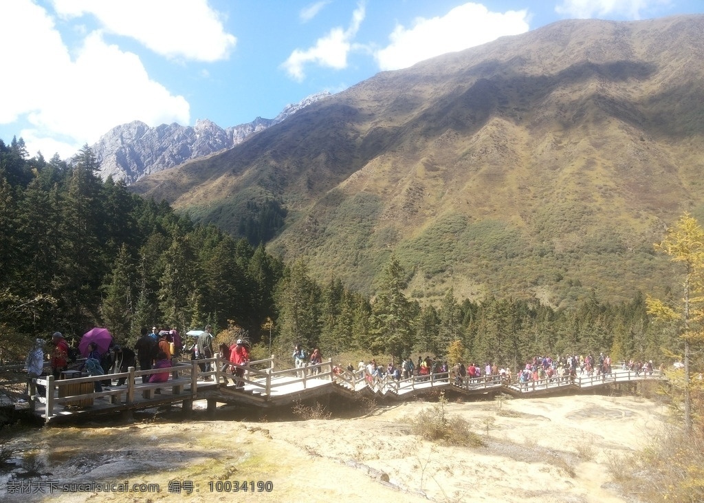 四川黄龙 四川 阿坝州 黄龙风景区 黄龙沟 钙华滩 森林 游客 高山 高海拔景观 蓝天 白云 旅游摄影 国内旅游