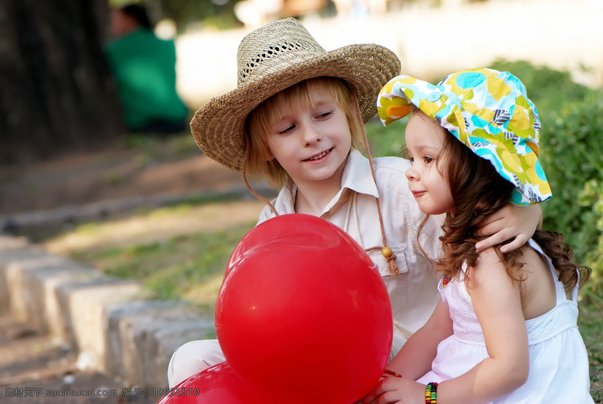 外国 可爱 儿童 外国儿童 小女孩 小女生 小男孩 帽子 气球 爱心 友谊 朋友 天真 摄影图 高清图片 儿童图片 人物图片