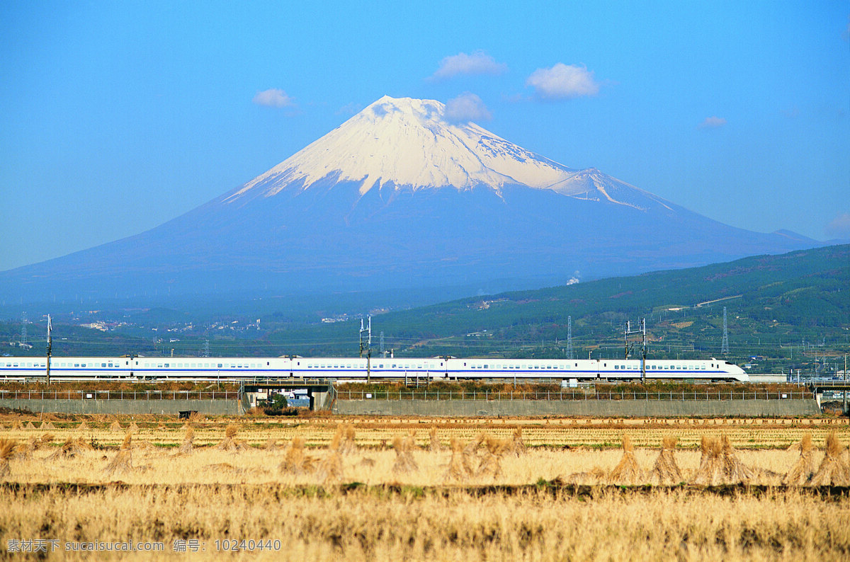 富士山 交通工具 设计素材 日本 列车 火车 驰骋 广袤 金色 远景 广告设计素材 艺术摄影 现代科技