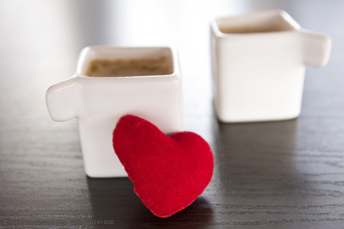 桌面 上 红心 咖啡杯 木板 咖啡 方形咖啡杯 咖啡图片 餐饮美食