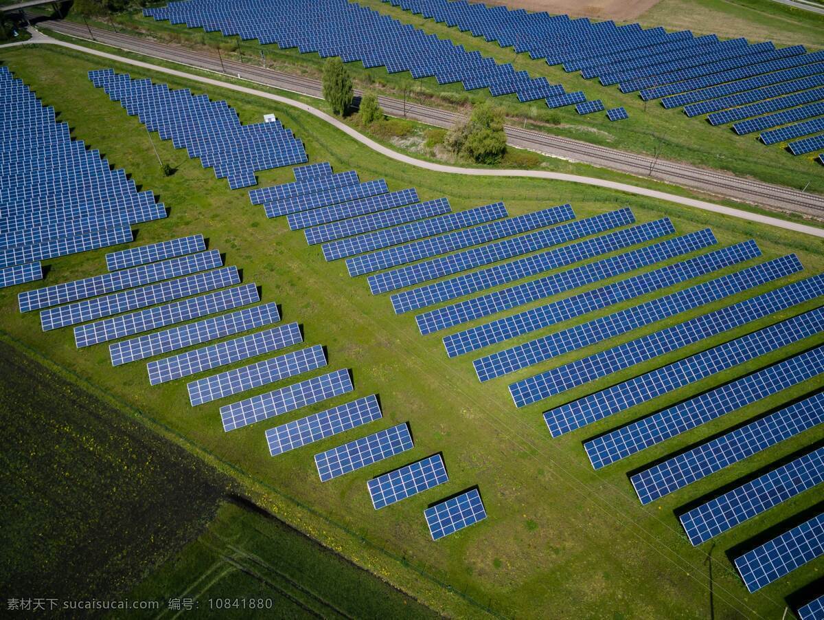 太阳能电池板 太阳能 电池板 俯视 绿草 草地 蓄电 发电 工业 电力 三维视角 现代科技 工业生产