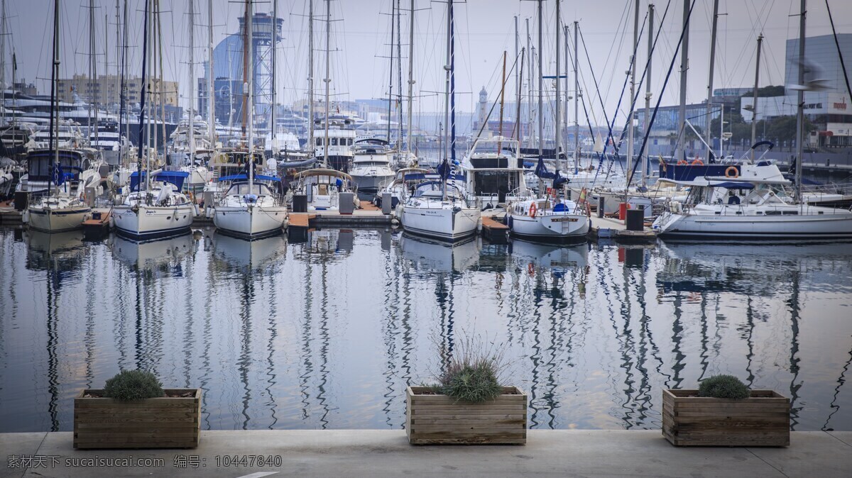 巴塞罗那 停靠 船只 西班牙 小船 帆船 船舶 船只靠岸 大海 海岸 海边 海水 倒影 运输工具 交通工具 自然景观 自然风景