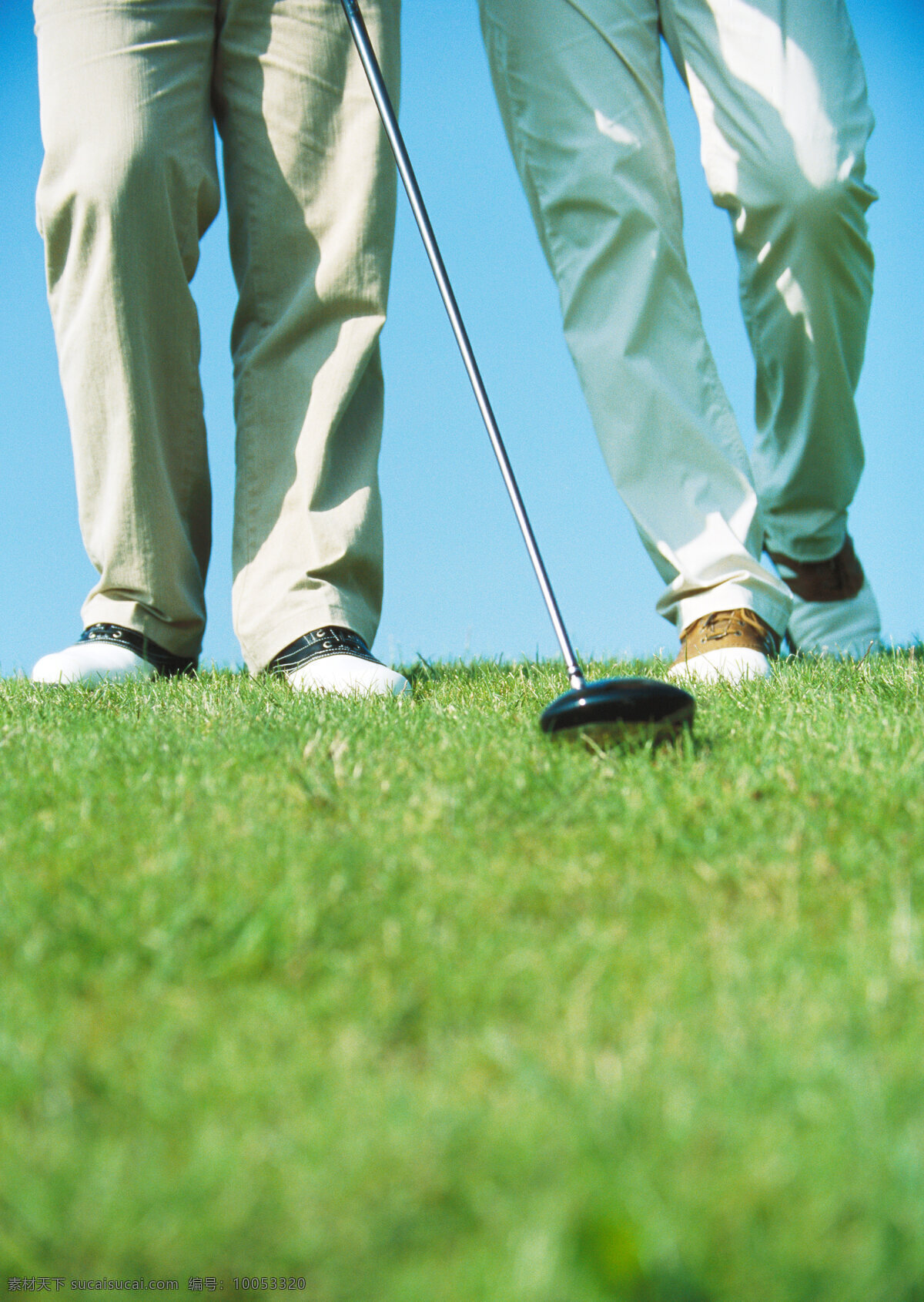 两个 人 腿部 高尔夫 球棒 天空 高尔夫球棒 人物 两个人 绿草地 草地 草坪 高尔夫球 高尔夫球场 休闲 娱乐 运动 高清图片 体育运动 生活百科